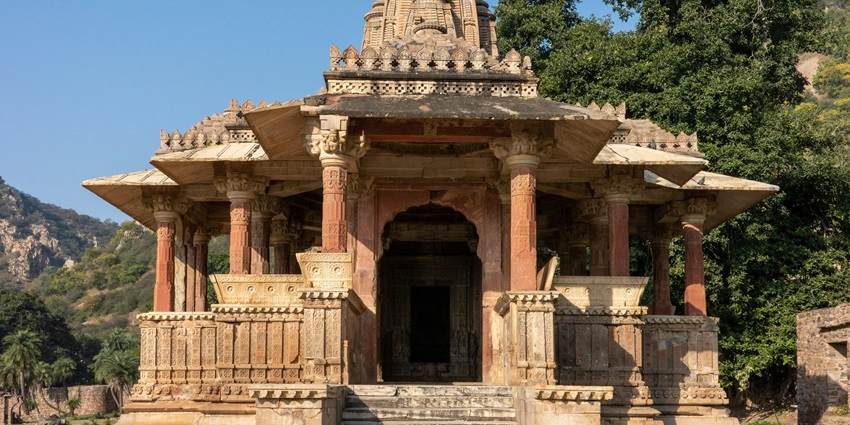 Sarvodaya Jain Temple is one of the most peaceful places to visit in Amarkantak