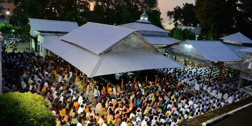 Choose to spend some time at the Satsang Ashram near Tapovan Caves and Hills.