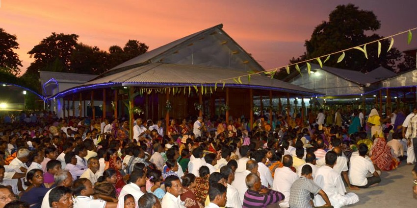 Prayer with crowds of people in Satsang Ashram near Babadham Temple.