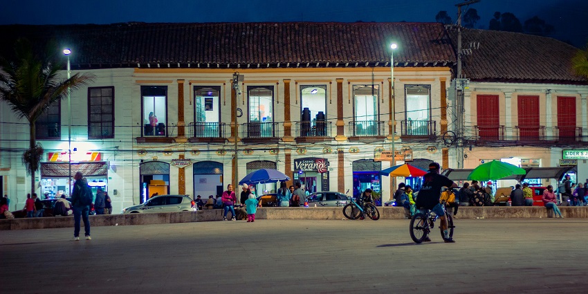 Saturday Night Market is one of the best places for travellers to visit and enjoy.