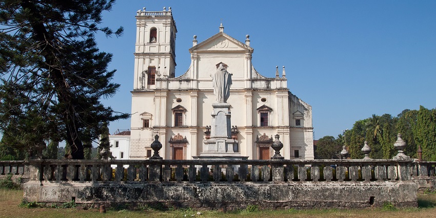 A picture of an old church in Goa, one of the best places to visit near Goa Airport