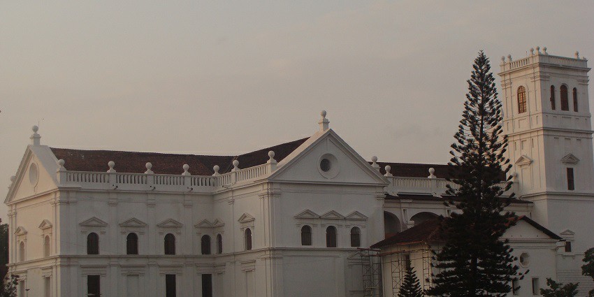 A quaint evening view of the famous Se Cathedral, a tourist attraction of the region.