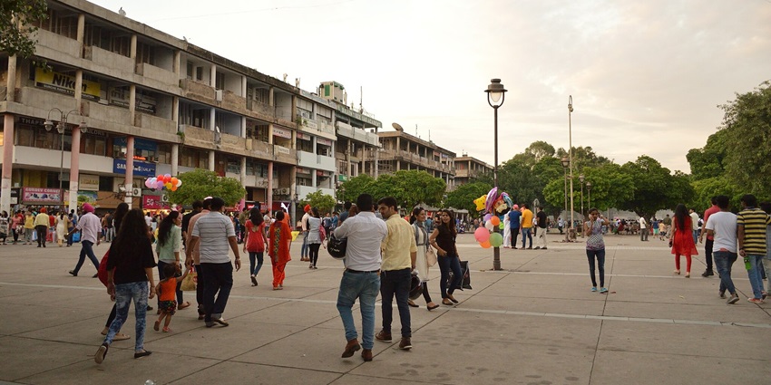Friends exploring shops at Sector 17 Plaza, one of the best places to visit in Chandigarh with friends.
