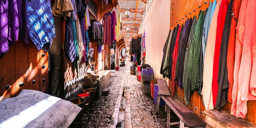 An image of Sector 17 Plaza filled with lively shops and street vendors where you can go shopping