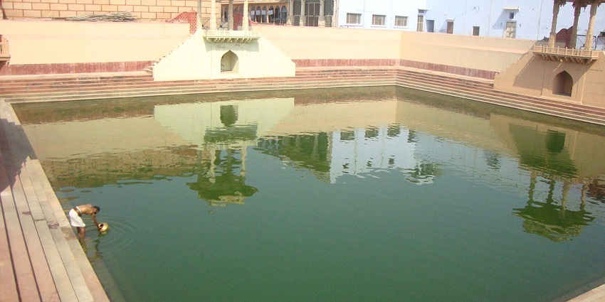 Witness a man drawing water from the ancient well, one of the best things to do in Bundi.