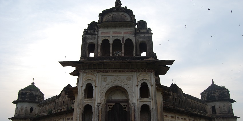 An image of Laxminarayan Temple, praying here is also one of the best things to see in Orchha.