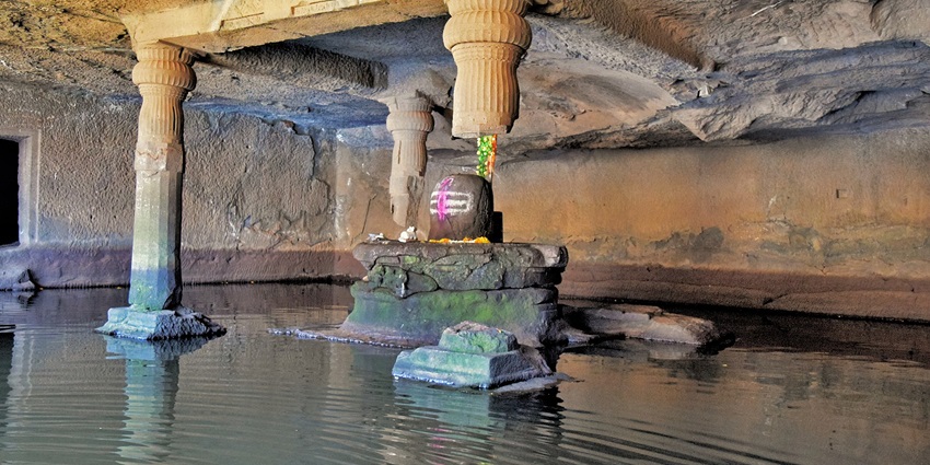A serene picture capturing the tranquility of Kedareshwar Temple–one of the best things to do in Omkareshwar.