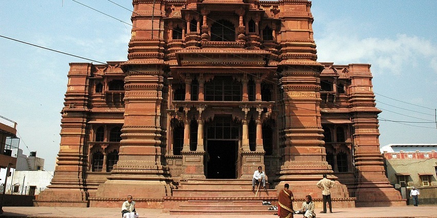 Thakurji Temple features vibrant frescoes of Lord Krishna, reflecting heritage.