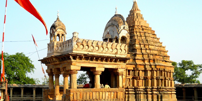 An image of the ancient Chausath Yogini Temple atop a hill, a must-see among things to do in Bhedaghat.