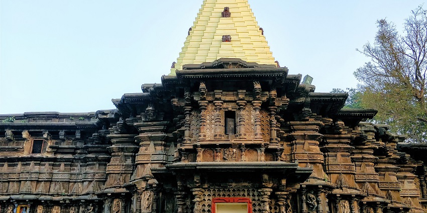 Visiting the Mahalaxmi Temple to seek the deity’s blessings offers a serene ambience.