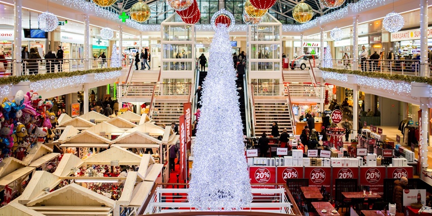 Select City Walk is one of the famous places to visit in South Delhi with friends for fun.