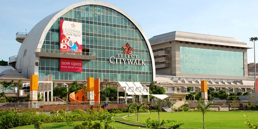 Scenic image of the Select city walk across its garden—The best shopping mall in new Delhi
