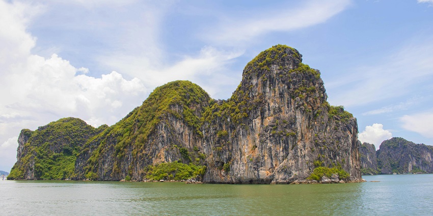 Cham Island looks scenic with the rock formations standing around the shore.