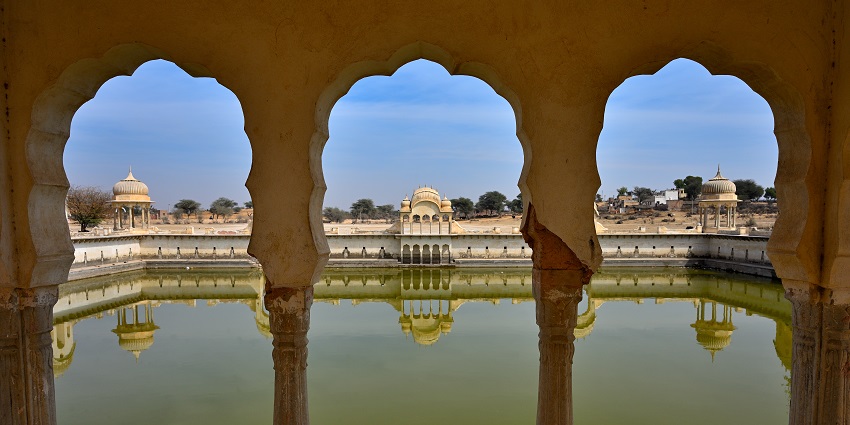 The historic Sethani Ka Johara reservoir, a tourist attraction near Tal Chhapar Wildlife Sanctuary, surrounded by greenery.