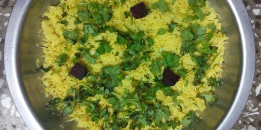 Sev Khamani is one of the popular street foods in Surat since it is sour and crunchy due to a topping of sev upon it.