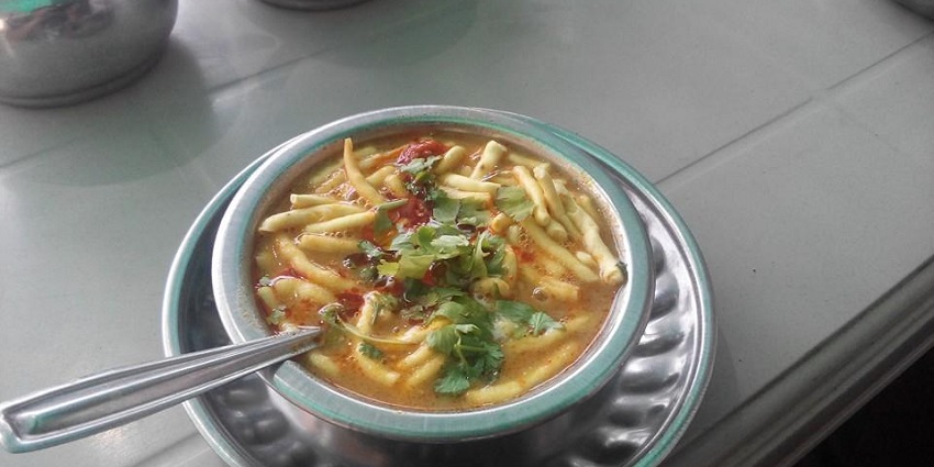 A plate of Sev Usal, famous street food in Vadodara, served with pav.