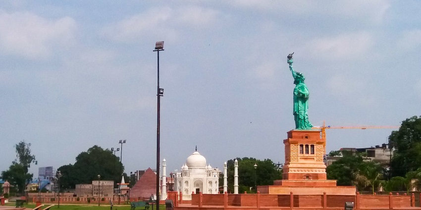 Celebrate the New Year Party in Kota at the famous Seven Wonders Park with live music.