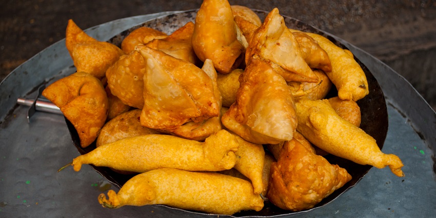 Crisp Shahi Samosas with spicy aloo, paneer, and chutneys, is the famous food in Jodhpur.