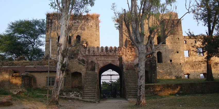A picture of the entrance of the Shahpur Kandi Fort which is one of the most famous forts in Punjab