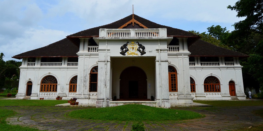 The front view of the famous Shakthan Thampuran Palace, one of the best places to visit near Paramekkavu Temple.