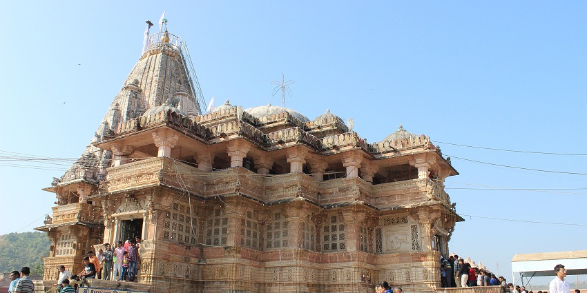 Shamlaji Temple is a popular Hindu temple, dedicated to Lord Vishnu along Meshwo River.