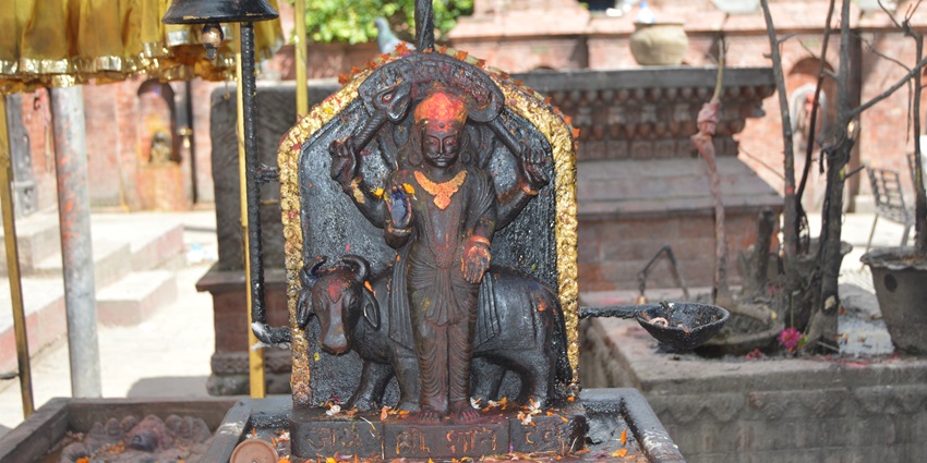 Offer prayers at Shani Dev Mandir, one of the best things to do in Pathankot.