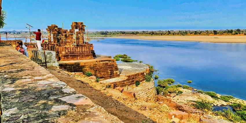 The ghat along the Wainganga River at Markanda temples similar to Shankar Ghat.