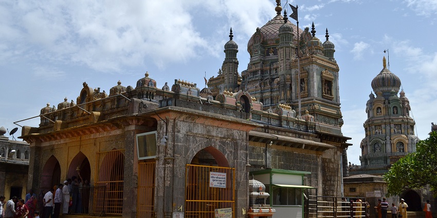 Goddess Sharda temple in Baramati attracts year-round pilgrims with tranquility.