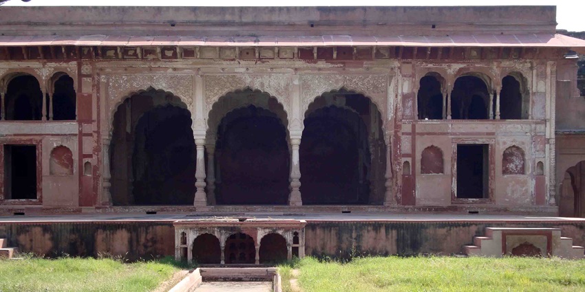 A picture of a historical monument in a ruined state, located in Hoshiarpur
