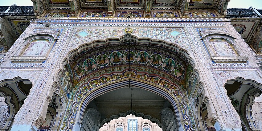 Shekhawati showcasing traditional architecture with vibrant frescoes and intricate artwork.