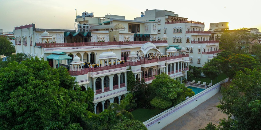 Fresco-covered haveli façade in Shekhawati, showcasing colorful mythological scenes and ornate Rajasthani motifs.
