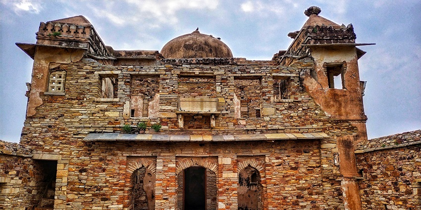 The iconic Shergarh Fort features historic ruins and scenic views near the Parvati River.