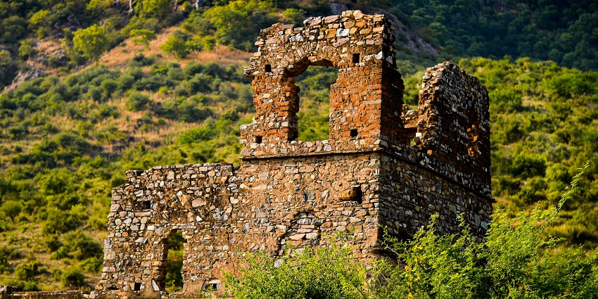 Explore the ancient ruins of Shergarh Fort on your trip to the Indian state of Bihar.