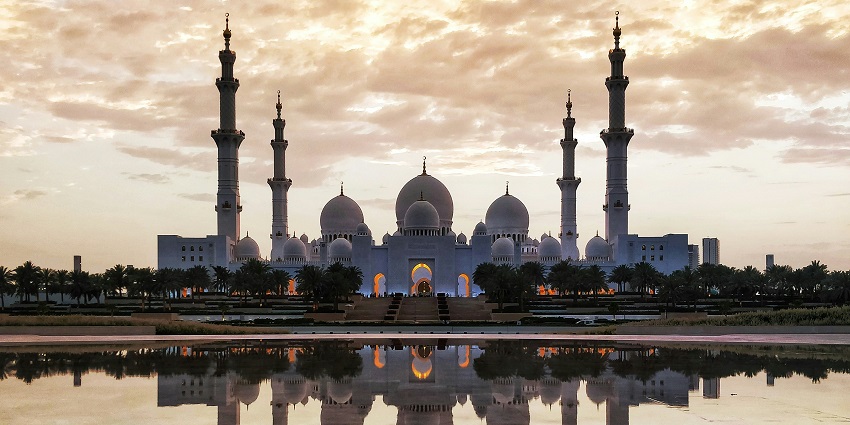 An awe-inspiring vista of the tourist attraction of the region surrounded by azure waters.