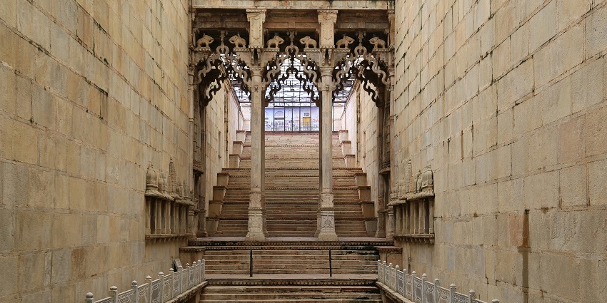 Serene view of a palace in Bundi, offering picturesque scenery and peaceful ambience.
