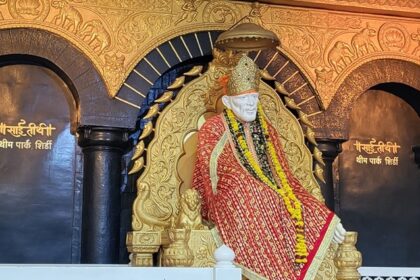 A mesmerising view of the idol of Sai Baba adorned with beautiful clothes and jewellery.