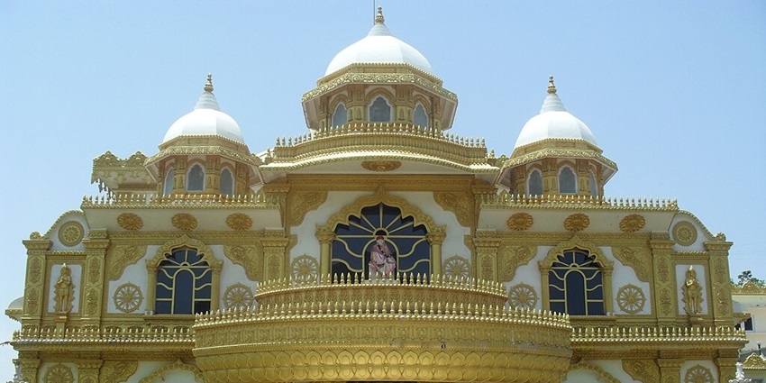 Snapshot of the entrance of the Shirdi Sai Samaj Sai Temple amidst the idyllic garden
