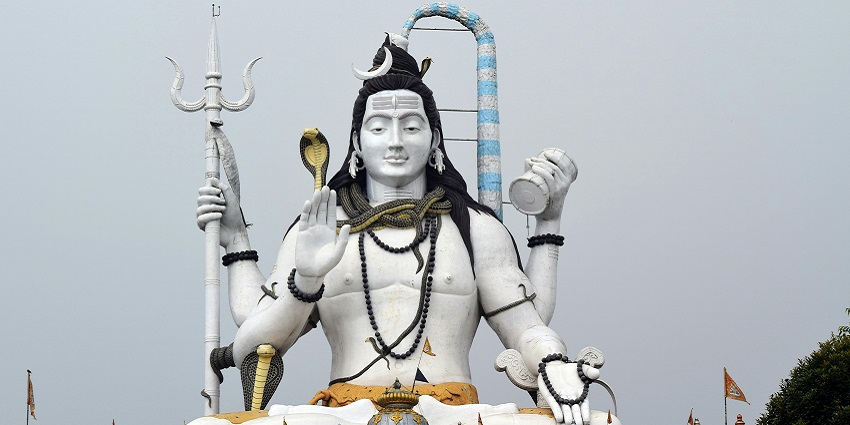 An image of the Lord Shiva at a Hindu temple, a place to visit near Shiv Mandir Kaitha.