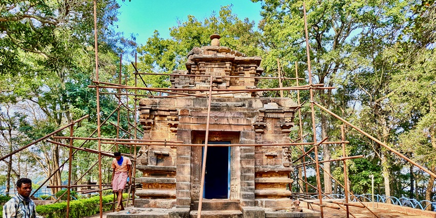 Shiv Temple is one of the ancient temples, located inside the Sеmarsot Wildlifе Sanctuary.
