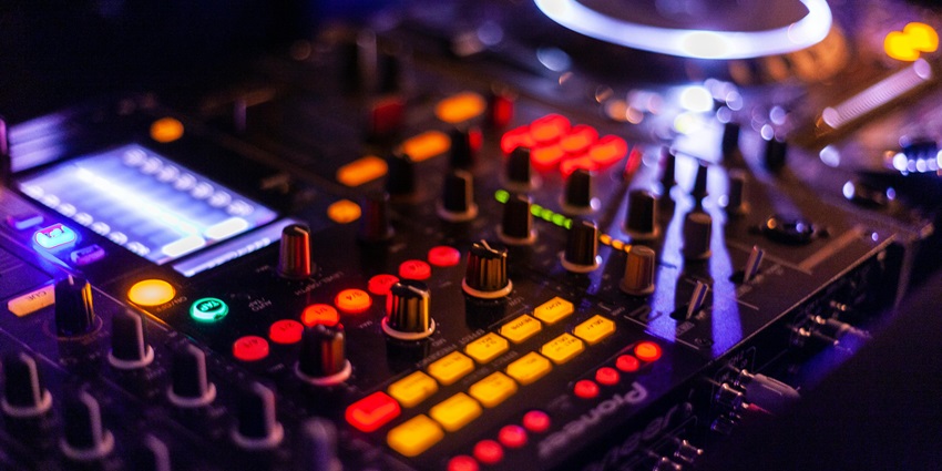 Partying at the famous Shiva Valley is one of the exhilarating things to do in Anjuna.