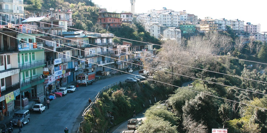 Image of Shoghi town in HImachal Pradesh with busy twisty roads and houses on the hills