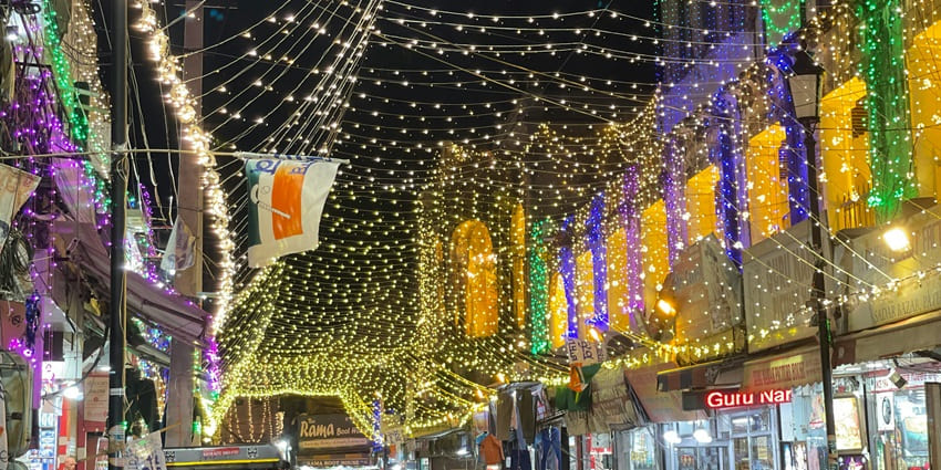 Vibrant stalls and shops in the Anjuna flea market, an ideal spot for shopping lovers