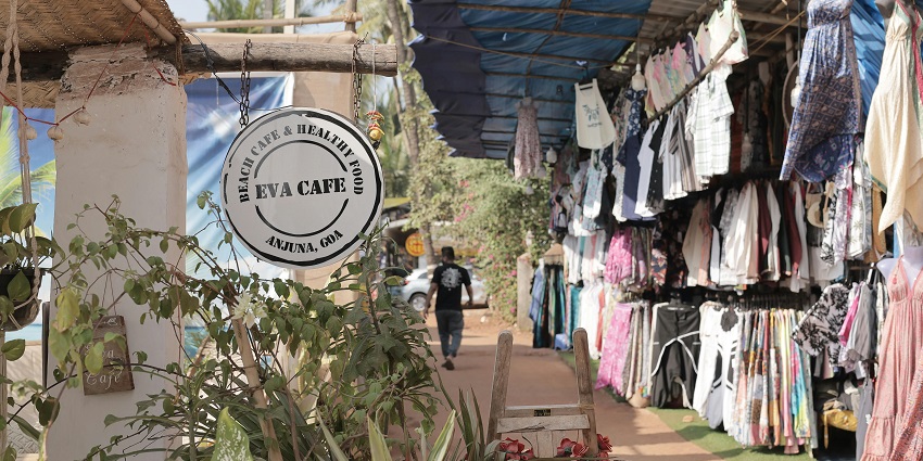 Set against the backdrop of Anjuna Beach, the market is a labyrinth of stalls offering handcrafted jewellery and colourful textiles.