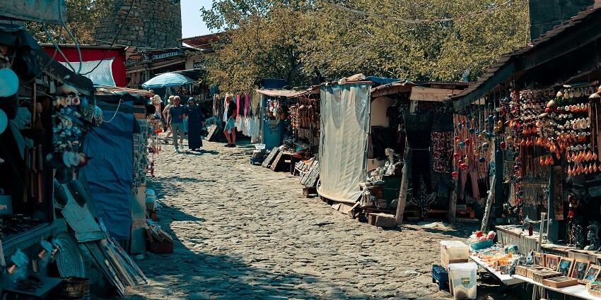 Shop for local artefacts and handicrafts at Sadar Bazar - one of the things to see in Jalandhar.