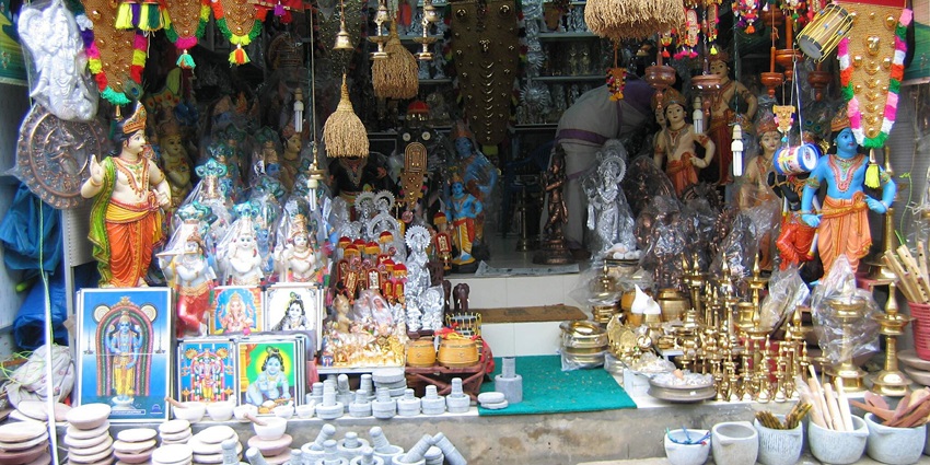 Shopping for souvenirs is one of the must-do things when visiting Chettikulangara temple.