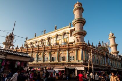 A mesmerising view of one of the famous places to do shopping in Jamnagar for travellers.