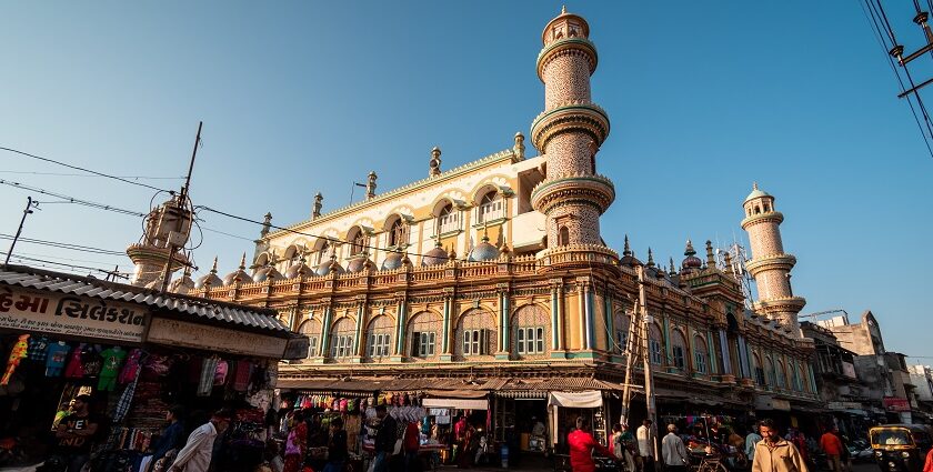 A mesmerising view of one of the famous places to do shopping in Jamnagar for travellers.