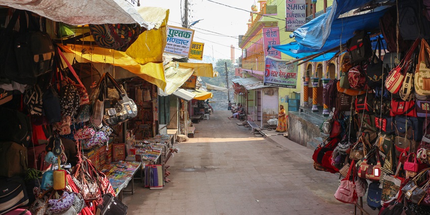 Image of the street market, shopping here is one of the best things to do in Omkareshwar