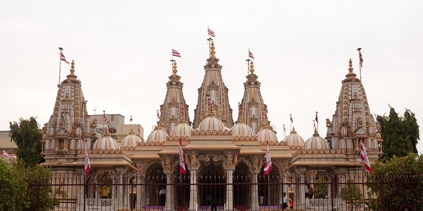 This temple offers pilgrims a spiritual retreat with its peaceful environment