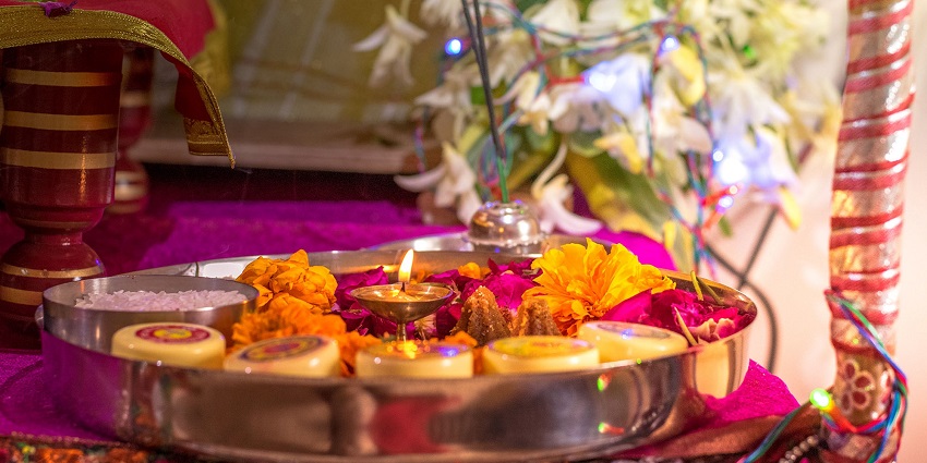 Image of a pooja thali decorated with flowers and other hindu essentials for aarti